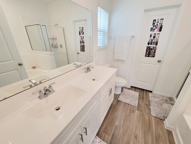 Building Photo - Ready to move in! The Granville floor plan...
