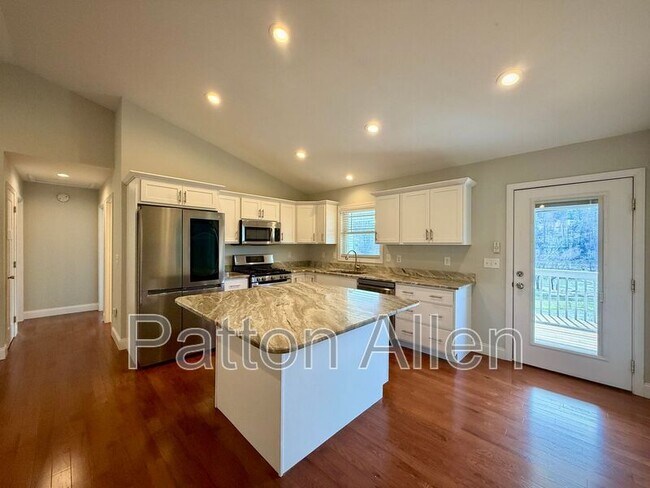 Building Photo - 207 Riverside View Dr