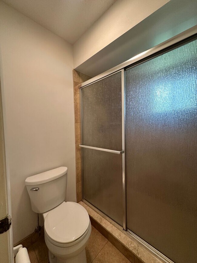 Building Photo - Lovely 2 Bedroom 2 Full bath Condo in the ...