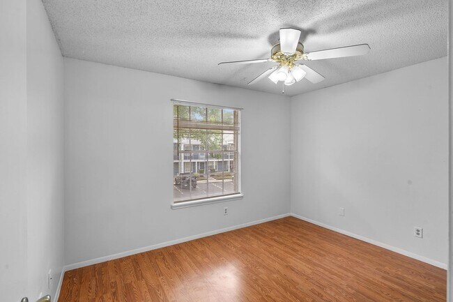 Building Photo - 2/2 Condo With Screened Patio in Conway area