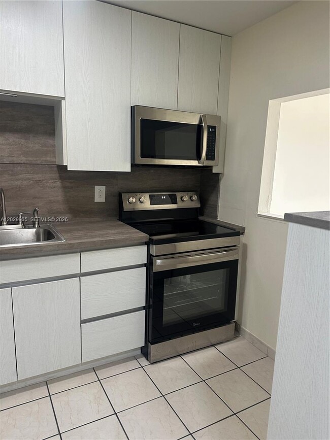 Building Photo - 1075 W 68th St