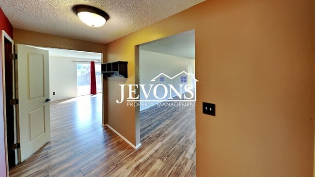 Building Photo - $500 Rent Credit | 3-bedroom single-family...