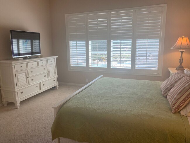 Building Photo - ANNUAL 2/2 + DEN AND HEATED  POOL- ROSEDAL...