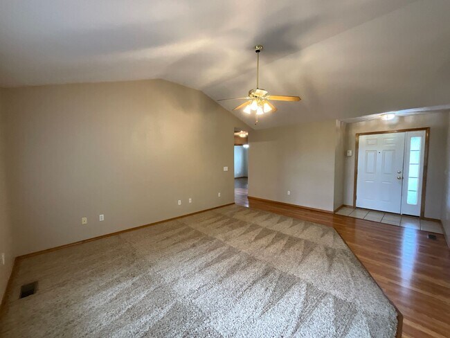 Building Photo - Beautiful Home on Private Setting