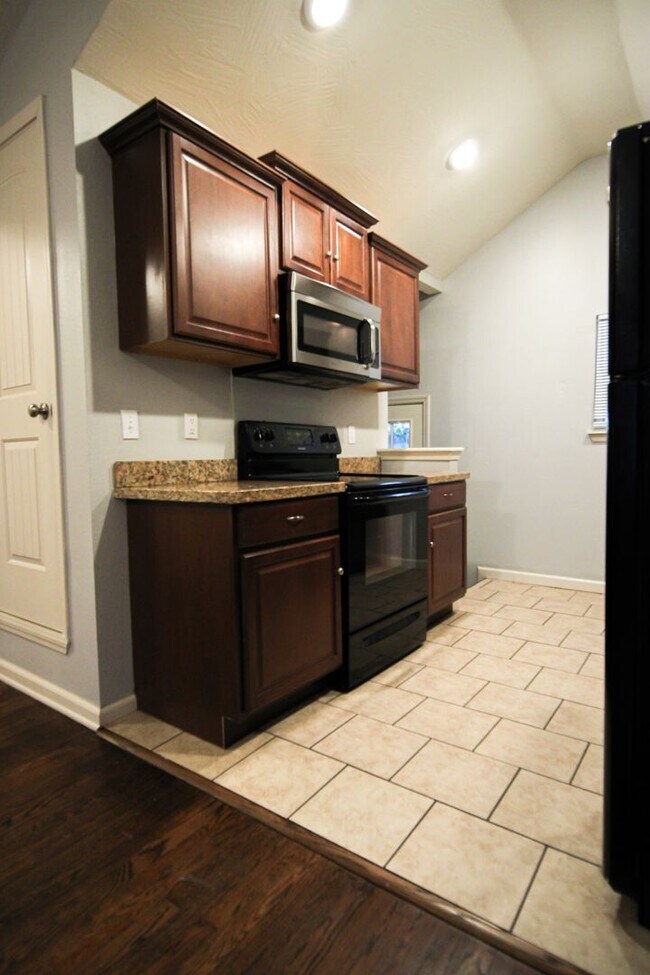 Building Photo - Updated 3BR/2BA House Near MSU – Garage, B...