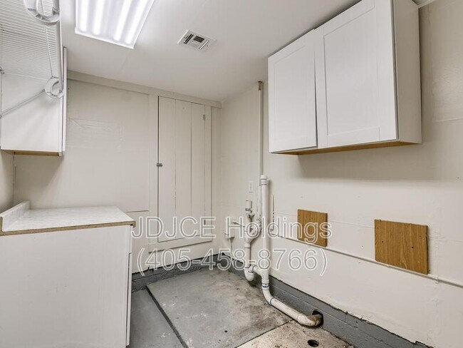 Building Photo - 901 Stansell Dr