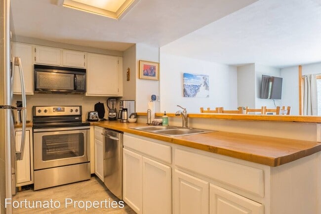 Building Photo - 3 br, 4 bath House - 867 Airport Road Unit 10
