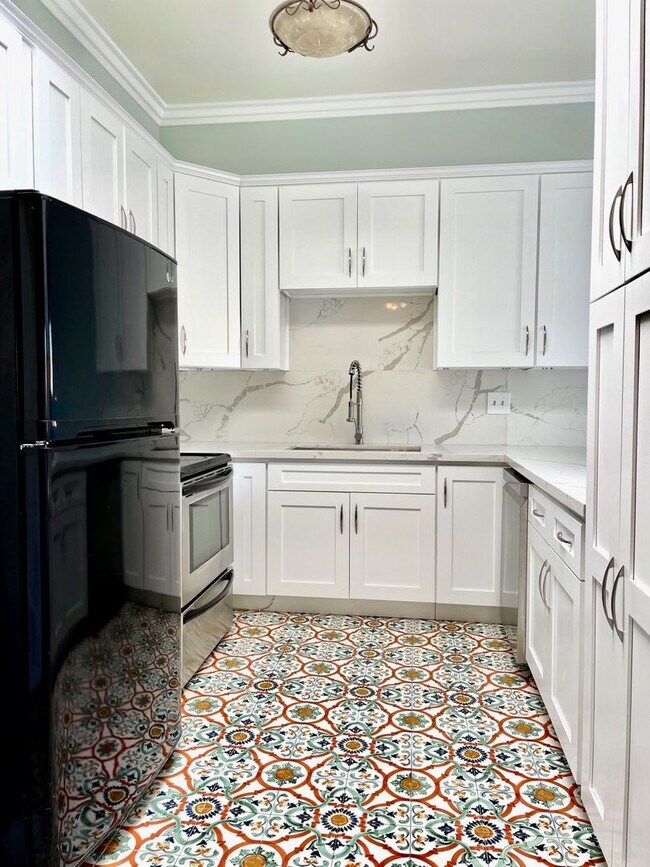 Building Photo - FOR RENT 2BR/2BA 900 SF Charming Renovated Condo In UTC