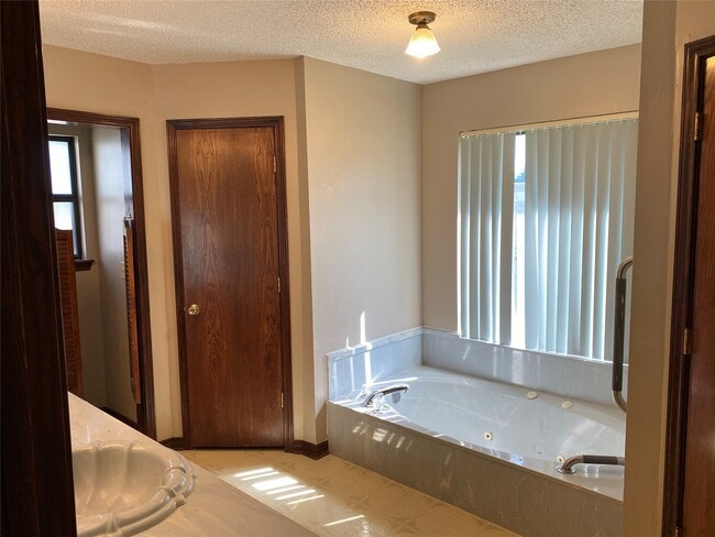 Building Photo - 301 Jansen Dr