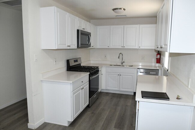 Building Photo - 1339 E Glenrosa Ave