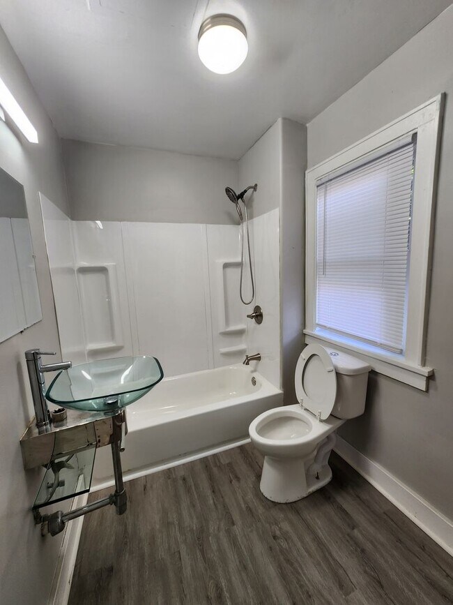 Building Photo - Large Glen Park Home