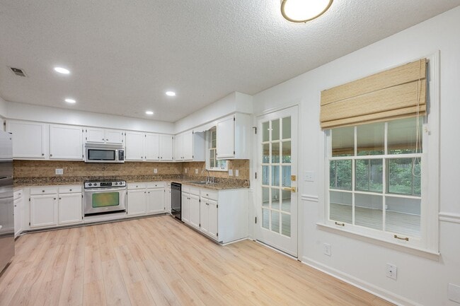 Building Photo - Charming 2-Bedroom Home with Sunroom in th...