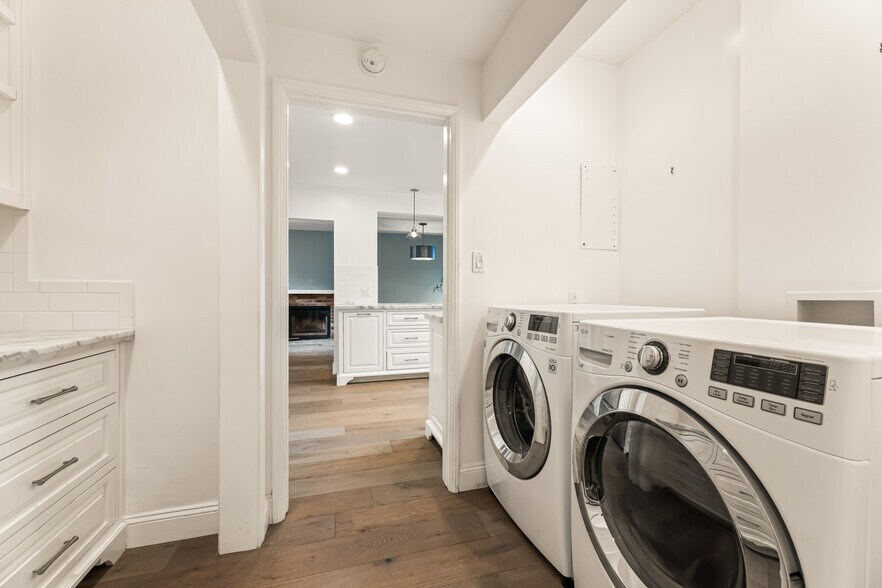 Building Photo - 2450 Hermosita Dr