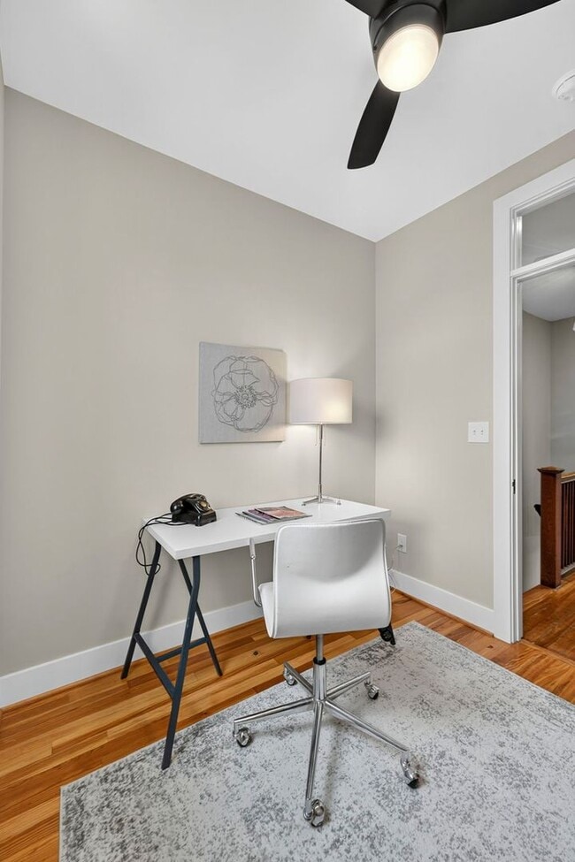 Building Photo - Renovated Hill East 3BR Near Metro + Parking