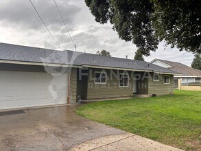 Building Photo - 2 Bedroom/1 bathroom home on large lot