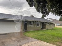 Building Photo - 2 Bedroom/1 bathroom home on large lot