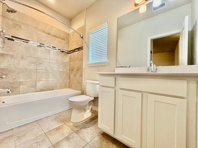 Building Photo - Beautiful 3 bed, 3 bath Townhome in West W...