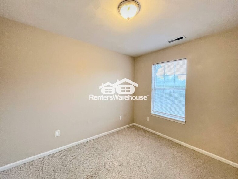 Building Photo - 434 S Lake Cir