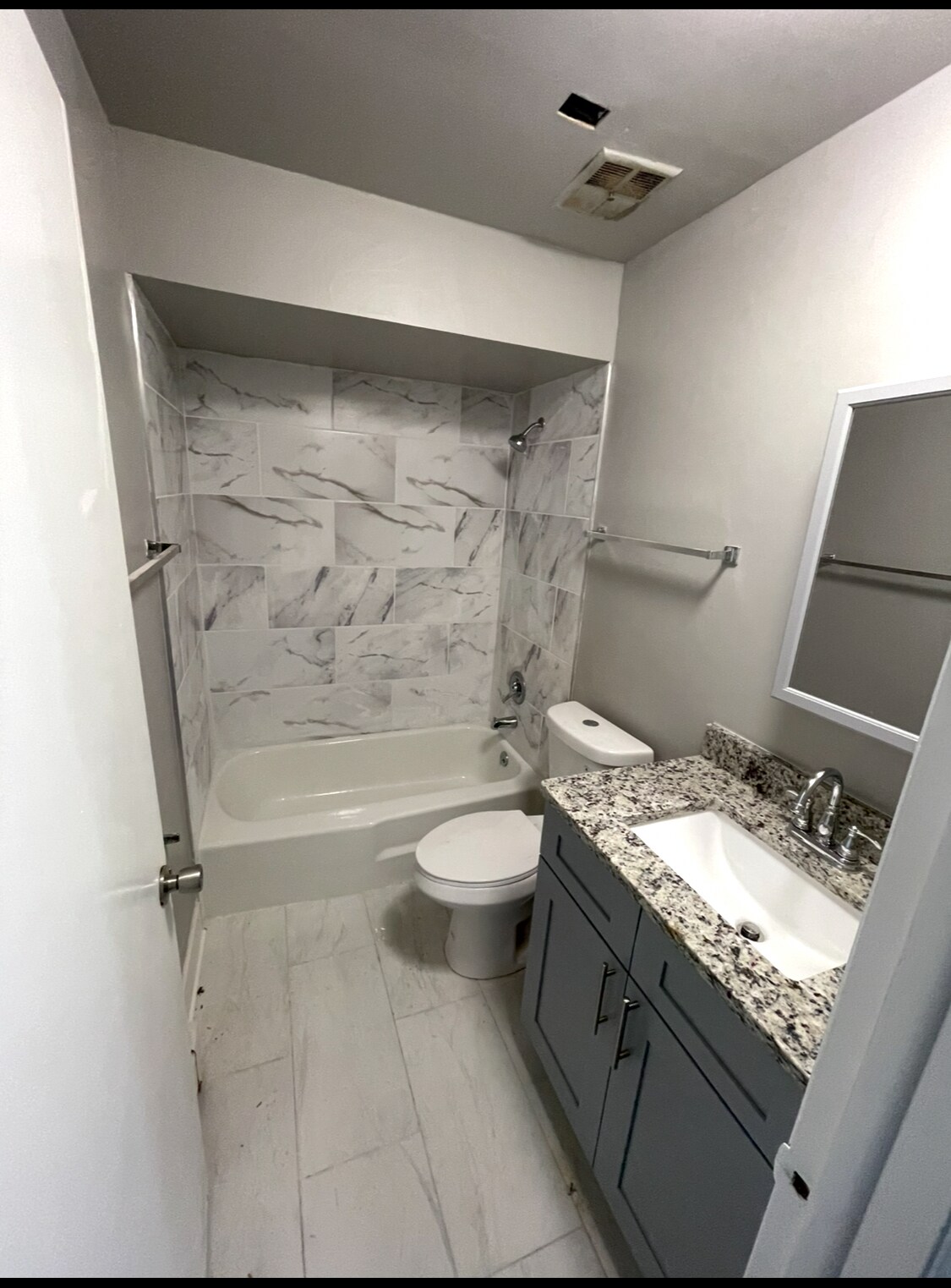 Building Photo - 636 W Pickwick Ct