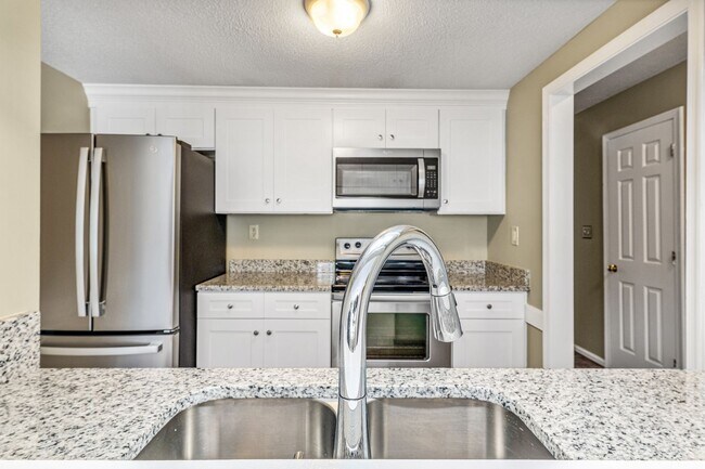 Building Photo - Newly Updated Park Place Townhome in Green...