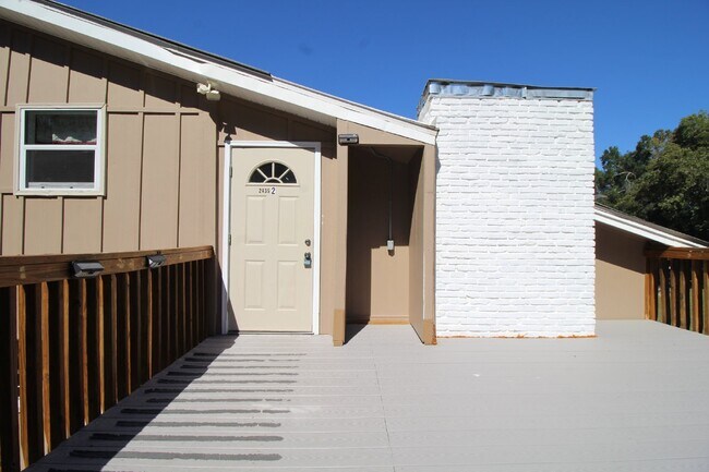 Building Photo - Northeast Pensacola 2BR/1BA Upstairs Unit ...