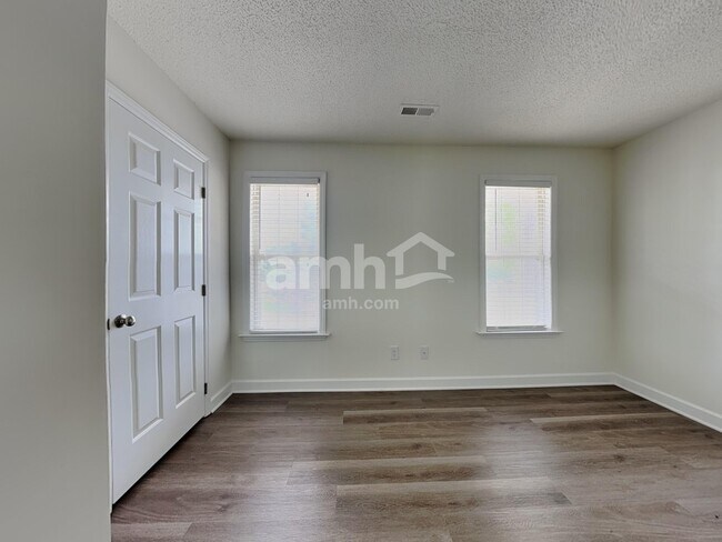 Building Photo - 105 Village Club Ln