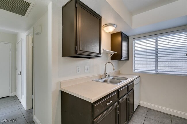 Building Photo - 764 Lawrence Dr