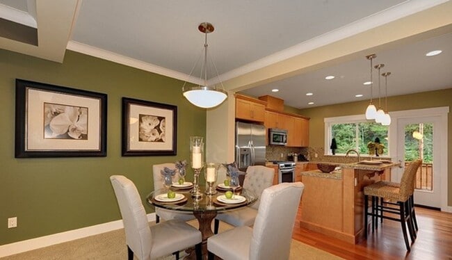 Building Photo - Spacious 4 bed Townhome in Central locatio...