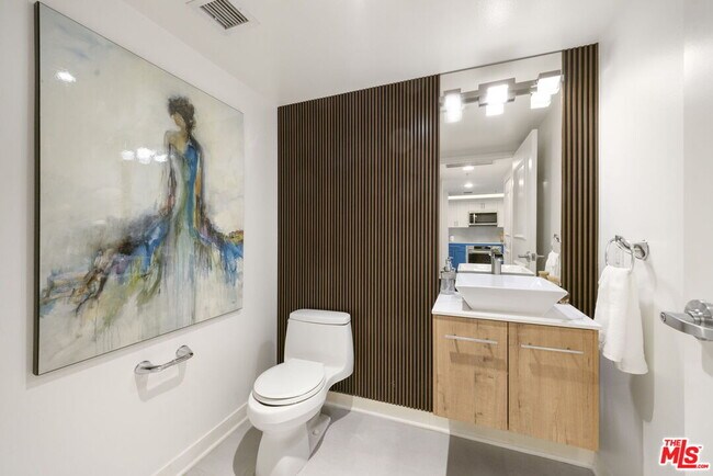 Building Photo - 13700 Marina Pointe Dr