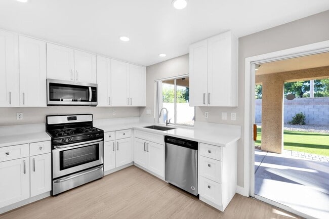 Building Photo - Stunning Remodeled Summerlin Home!