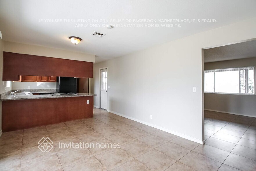 Building Photo - 1249 E 8th St