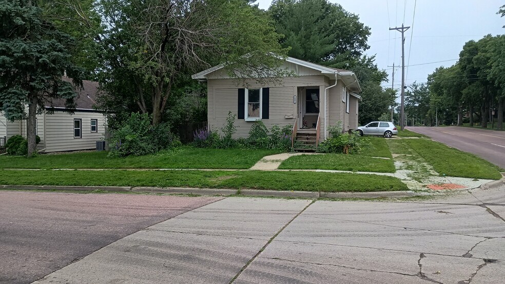 Spring ave - 1801 S Spring Ave