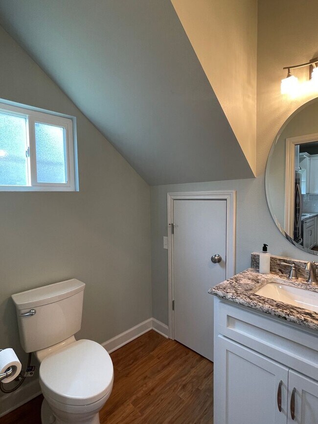 Building Photo - Amazing detached 2/2.5 duplex in Central Austin!!!