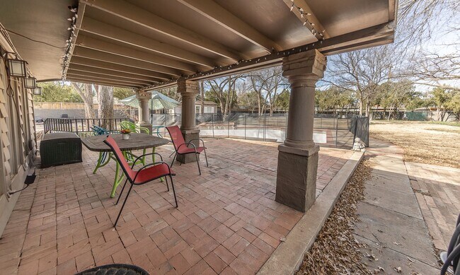 Building Photo - Stunning 4 Bed 3 Bath with a Pool!