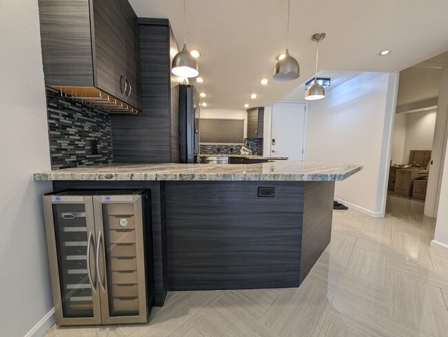 Building Photo - 469 Ena Rd