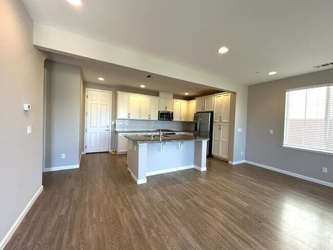 Building Photo - Beautiful 3 Bedroom 2.5 Bathroom in Gated ...