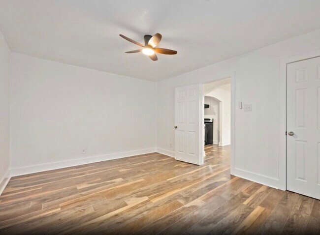 Building Photo - 6043 Lyndhurst Dr