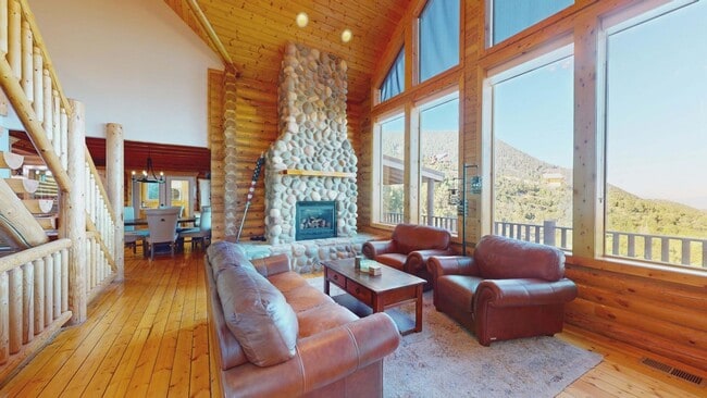 Building Photo - Cabin in Cedar Highlands