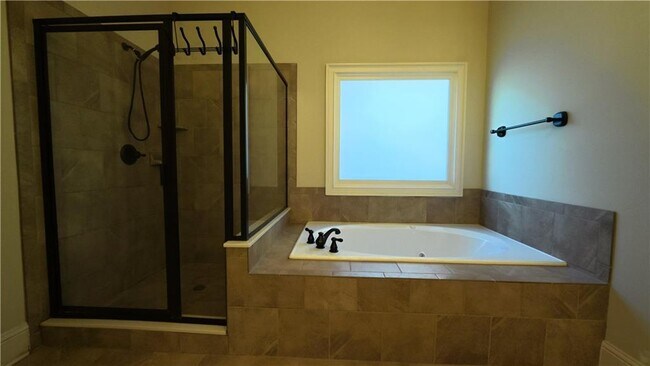 Building Photo - 3361 Lake McGinnis Dr