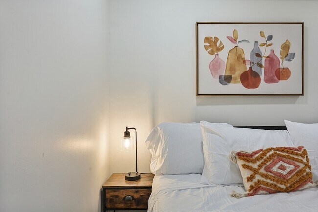 Building Photo - 366 N Hemlock Ave