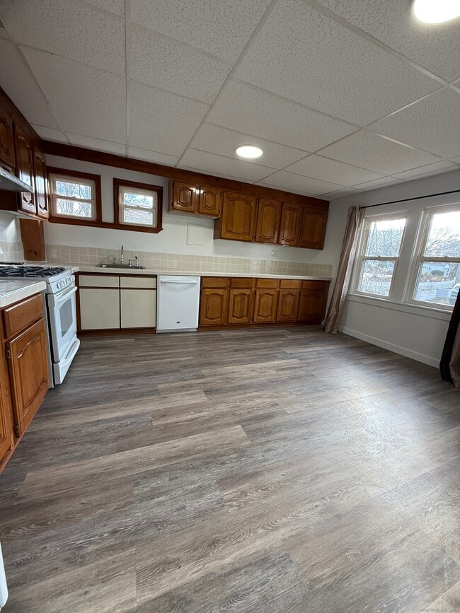 Building Photo - 74 Grove Beach Rd N