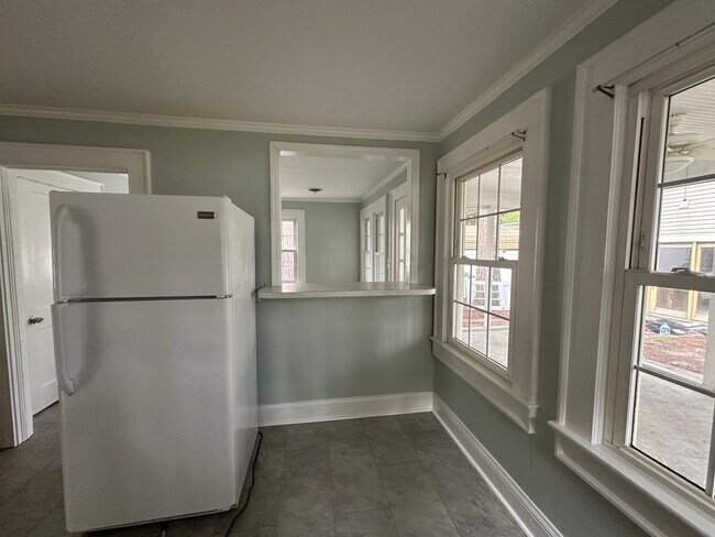Building Photo - Lovely 3 Bedroom Rambler