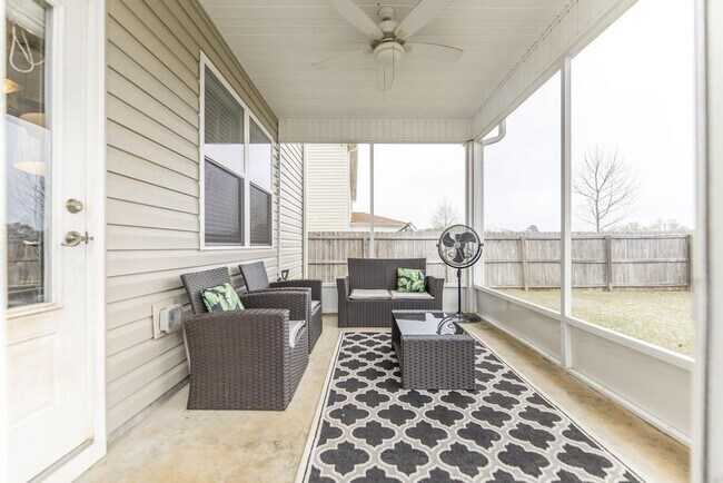 Building Photo - "Spacious 4-Bedroom Home with Granite Coun...