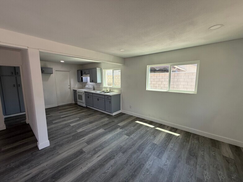 Building Photo - 5678 Surrey Ln