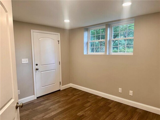 Building Photo - 2805 Pine Hill Dr