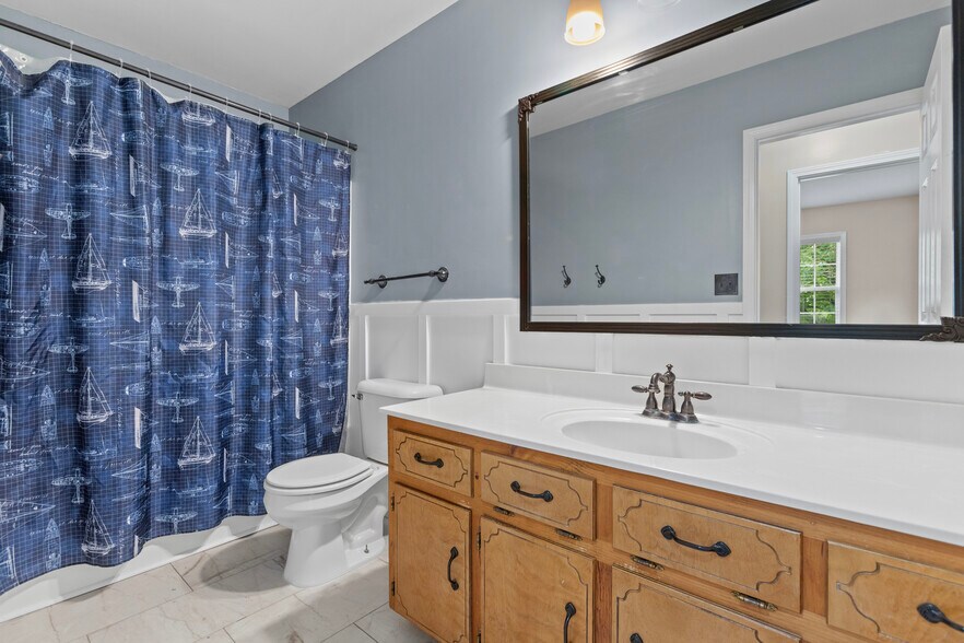 Guest bathroom - 400 Kant Pl