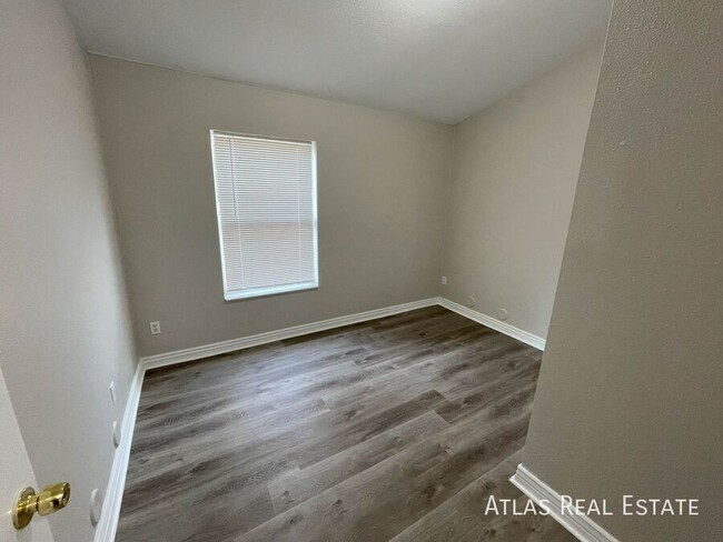 Building Photo - 4 bed 2 Bath Unit Just Minutes From Downto...