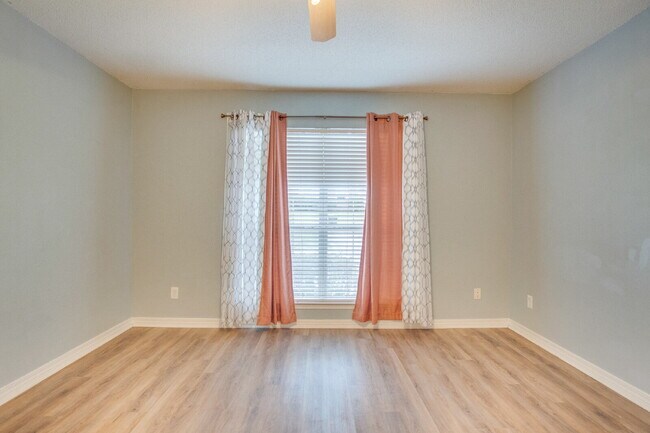 Building Photo - Northeast Pensacola 2 R, 2BA Home Near UWF with LVP Flooring, Large Sunroom, Spacious Lot & Backy...
