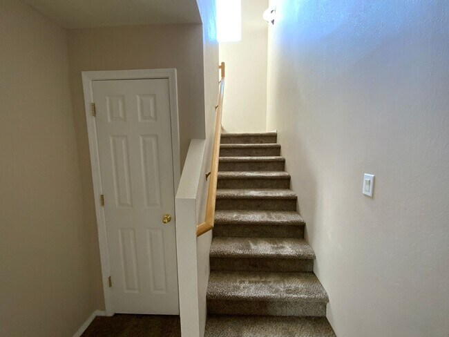 Building Photo - 3 Bedroom Home Available Near Unser Blvd N...