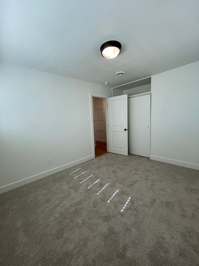 Building Photo - AMAZING SINGLE-FAMILY HOME! CLOSE TO CAMPUS AND SPORTS COMPLEX!